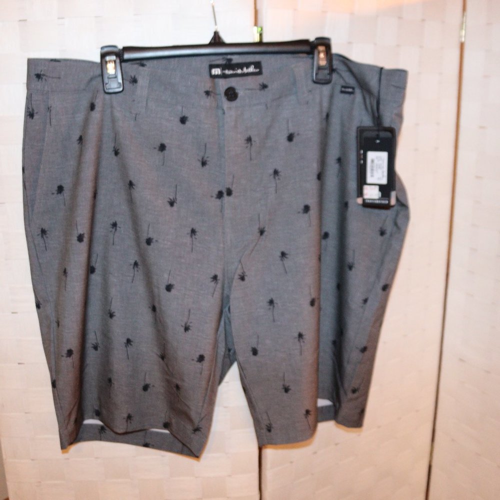 Very nice NEW with tags size 40 Grey Travis Mathew Golf Shorts